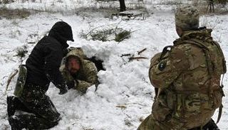 جنود اوكرانيون خلال تدريب وسط الثلوج
