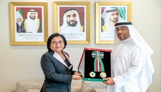 أحمد بن علي الصايغ وزير الدولة الإماراتي خلال تقليد سفيرة الفلبين الوسام