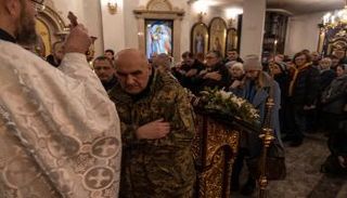 أوكرانيون يحتلفون بعيد الميلاد في 25 ديسمبر/ كانون الأول