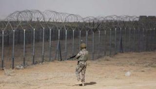 جندي عراقي عند حاجز حدودي مع إيران