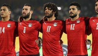 النني وسط لاعبي منتخب مصر 