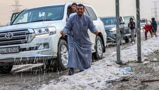 الثلوج تتساقط في الكويت