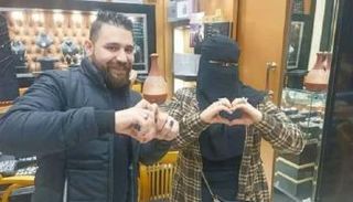 شاب يقدم لعروسه شبكة من الفضة
