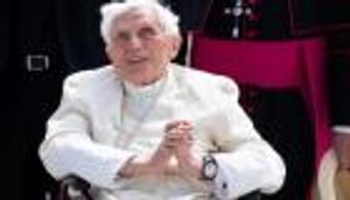 بابا الفاتيكان يزور سلفه.. تدهور صحة بنديكت السادس عشر