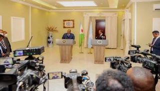 جانب من المؤتمر الصحفي بين الرئيسين الصومالي حسن شيخ والجيبوتي إسماعيل جيله