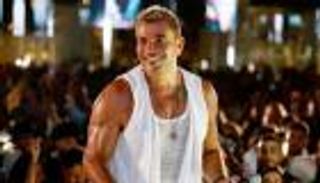 شاهد مفاجأة عمرو دياب في وداع 2022.. "ما تيجي نفك"