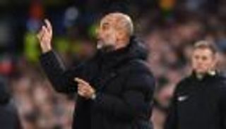 بسبب زجاجة مياه.. جوارديولا يفجر السخرية في الدوري الإنجليزي (فيديو)