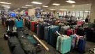 "الحقائب المجهولة".. رحلة "حزينة" وسط عاصفة الموت الأمريكية