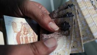 الجنيه يتراجع أمام الدولار الأمريكي في البنوك المصرية