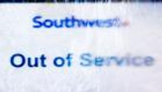 "حرب الجليد" تجمد المطارات الأمريكية.. و"بايدن" يتوعد