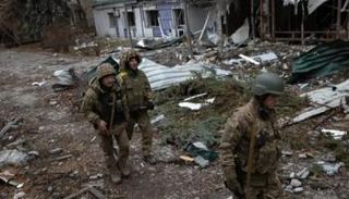 جنود أوكرانيون في منطقة مدمرة بالبلاد