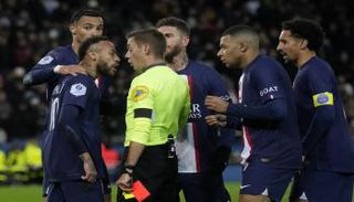 نيمار يحصل على بطاقة حمراء