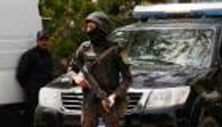 مصرية تتخلى عن طفلتها لراكبة في حافلة.. "عملت نفسها بتدفع الأجرة"