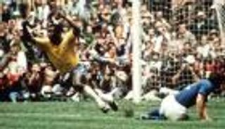 مهارات وأهداف.. كيف نثر بيليه سحره في المستطيل الأخضر؟ (فيديو)