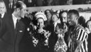 لمدة 3 أيام.. الدوري الإنجليزي يودع بيليه بطريقة استثنائية