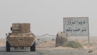 لافتة في سوريا قرب مدخل دير الزور