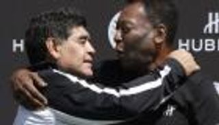 قبل رحيلهما.. هل لعب بيليه ضد مارادونا وجهًا لوجه؟