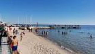 "غطسة رأس السنة".. تقليد تونسي عززه التغير المناخي