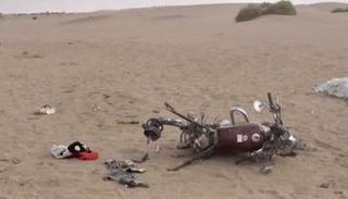 دراجة نارية تناثرت بعد انفجار لغم للحوثيين