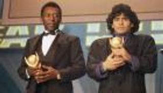 بنتيجة "2-1".. كيف هزم بيليه غريمه مارادونا مرتين؟