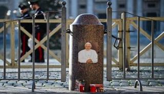 صورة للبابا الراحل بنديكت السادس عشر في شوارع الفاتيكان-أ.ف.ب