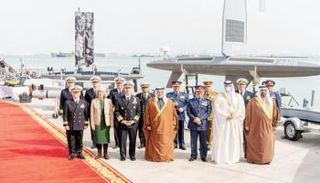 ولي عهد البحرين يتوسط قادة القوات المشاركة بالتدريب