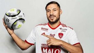 يوسف بلايلي لاعب استاد بريست الجديد