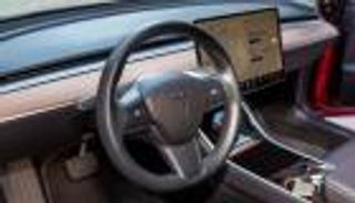 نصيحة.. لا تعبث بنظام التحكم في مقاعد سيارات تسلا 