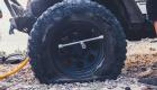 5 نصائح عليك اتباعها عند انفجار إطار سيارتك 