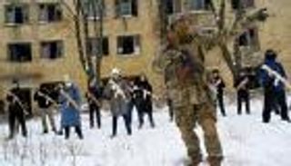 بالصور..الخشب يواجه الكلاشنيكوف.. أوكرانيا تتأهب لروسيا بهذا السلاح