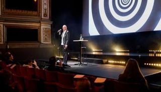 خبير التنويم المغناطيسي فريدريك برايستو قبيل بدء الفيلم