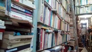 صورة لأرفف مكتبة نهج إنجلترا