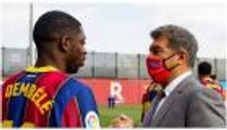 رئيس برشلونة يلقي كرة ديمبلي في ملعب تشافي