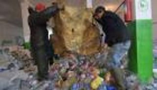 نباشو القمامة في تونس.. "حماة البيئة" يقتاتون من "الزبالة"