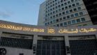 لبنان يضحي بالمودعين لإنقاذ البنوك.. صرف 69 مليار دولار بالليرة الضعيفة