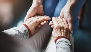 شخص مصاب بمرض باركنسون يتلقى دعما طبيا