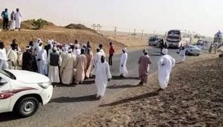 محتجون سودانيون يغلقون الطريق الرابط بين السودان ومصر