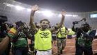 بأغاني روبي وشاكوش.. محمد صلاح يقود احتفالات منتخب مصر  (فيديو)