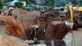 جانب من عمليات الحفر لإنقاذ الطفل ريان