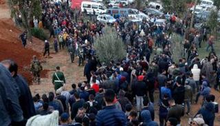 تجمهر بمحيط عملية إنقاذ الطفل ريان