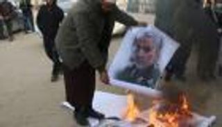 الغضب في غزة.. فلسطينيون يحرقون صور سليماني ونصر الله