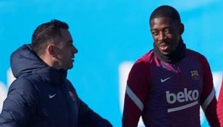 ديمبلي لاعب برشلونة مع مدربه تشافي