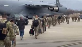 جنود أمريكيون في مطار 