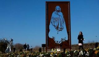 اللوحة بعد تخريبها - الفرنسية