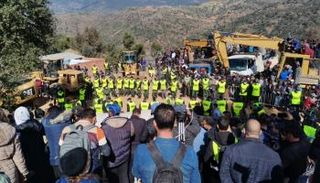 جدار بشري لنقل الطفل ريان