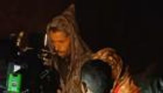 والدا الطفل ريان يترقبان خروجه عند فتحة النفق