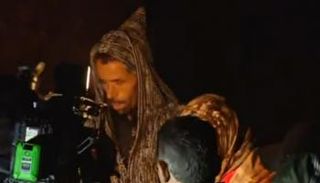 والدا الطفل ريان يترقبان خروجه عند فتحة النفق