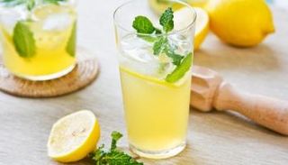 الإكثار من تناول عصير الليمون قد ينتج عنه بعض المشاكل الصحية