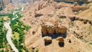 "جوهرة دوعن".. قرية يمنية تتربع على صخرة عملاقة منذ 500 عام