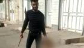 صدمة في إيران.. رجل يقتل زوجته ويفصل رأسها ويسير بها في الشارع